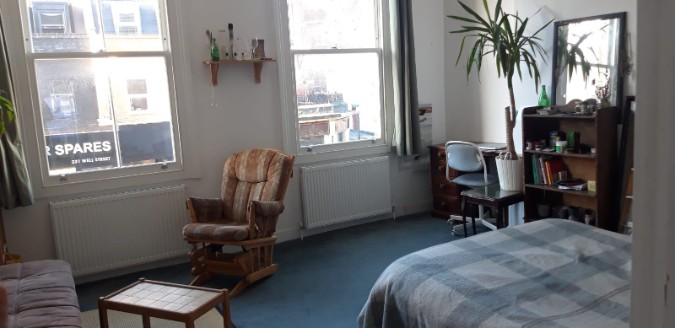 Big and bright private room winter sublet in E9