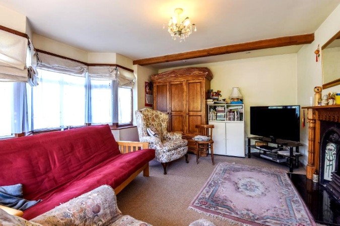 Double Room near Ruislip Station for Non Smoker