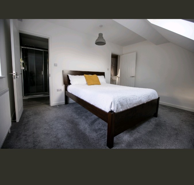 Double room with ensuite, garden + shared area